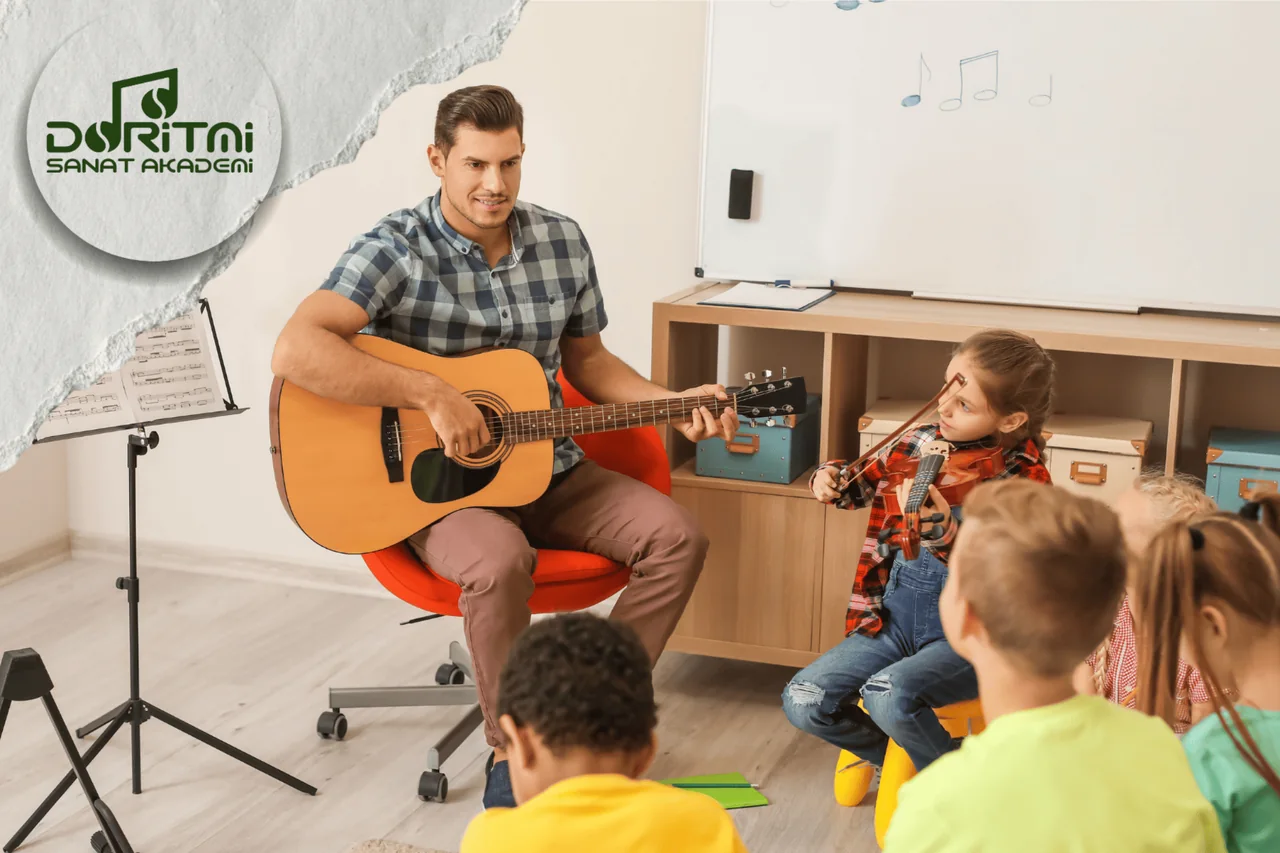 Akustik gitar çalan yetişkin