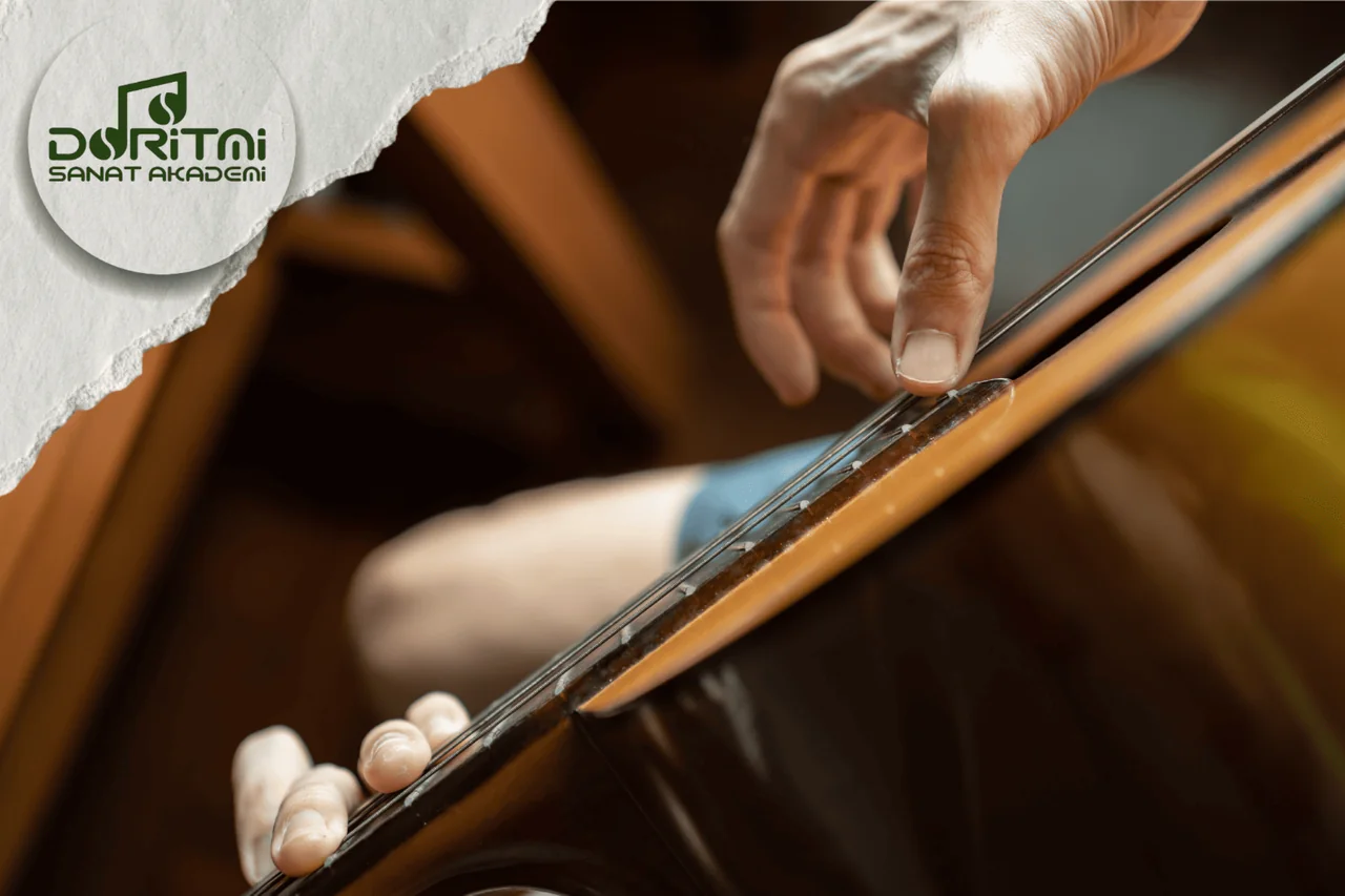 Klasik gitar çalan çocuk