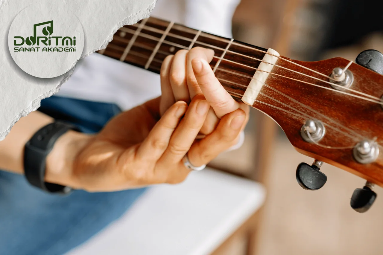 Klasik gitarın gövdesi ve telleri
