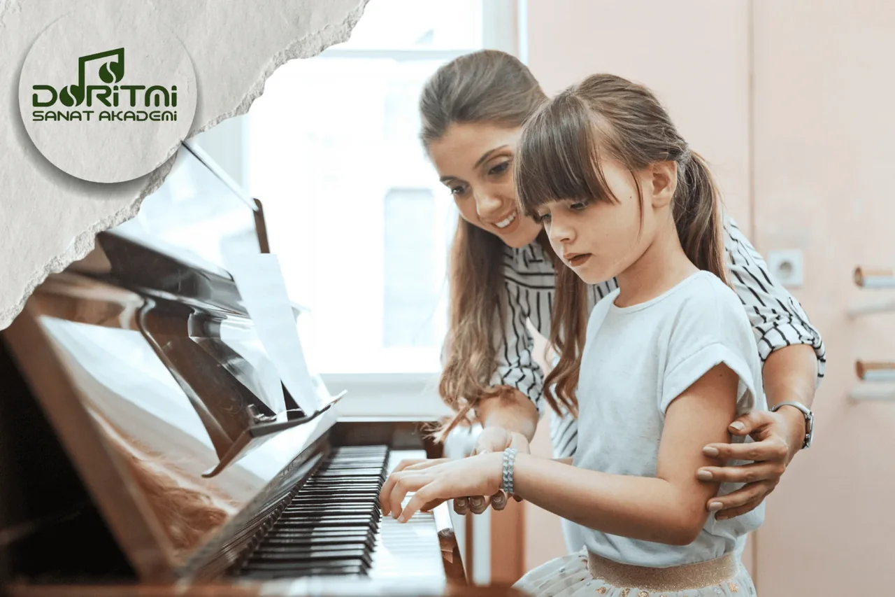Piyano başında çocuk ve yetişkin