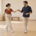 İki yetişkinin birlikte temel partner dansı adımı çalışması.