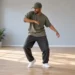 Temel hip hop hareketi çalışan yetişkin.