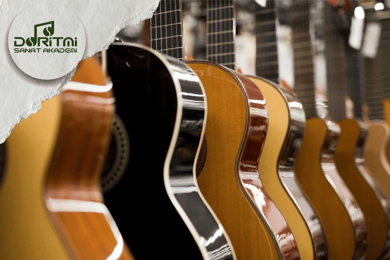 Yan yana dizilmiş akustik gitarlar.