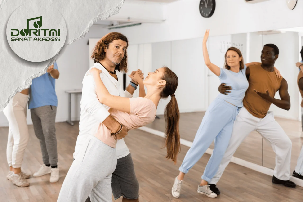 Aynalı salonda partnerleriyle eşli dans hareketi çalışan çiftler