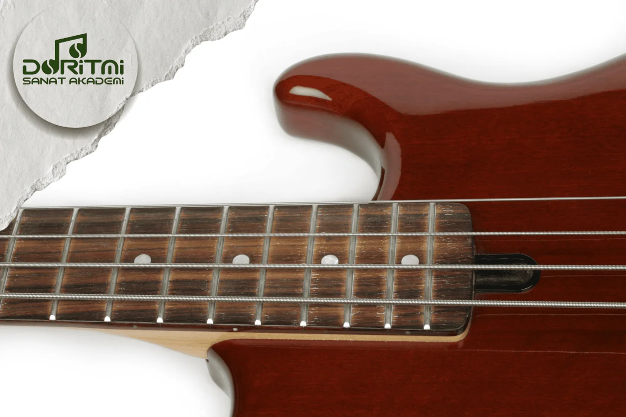 Bas gitarın gövdesi, sapı ve telleri yakın plan.