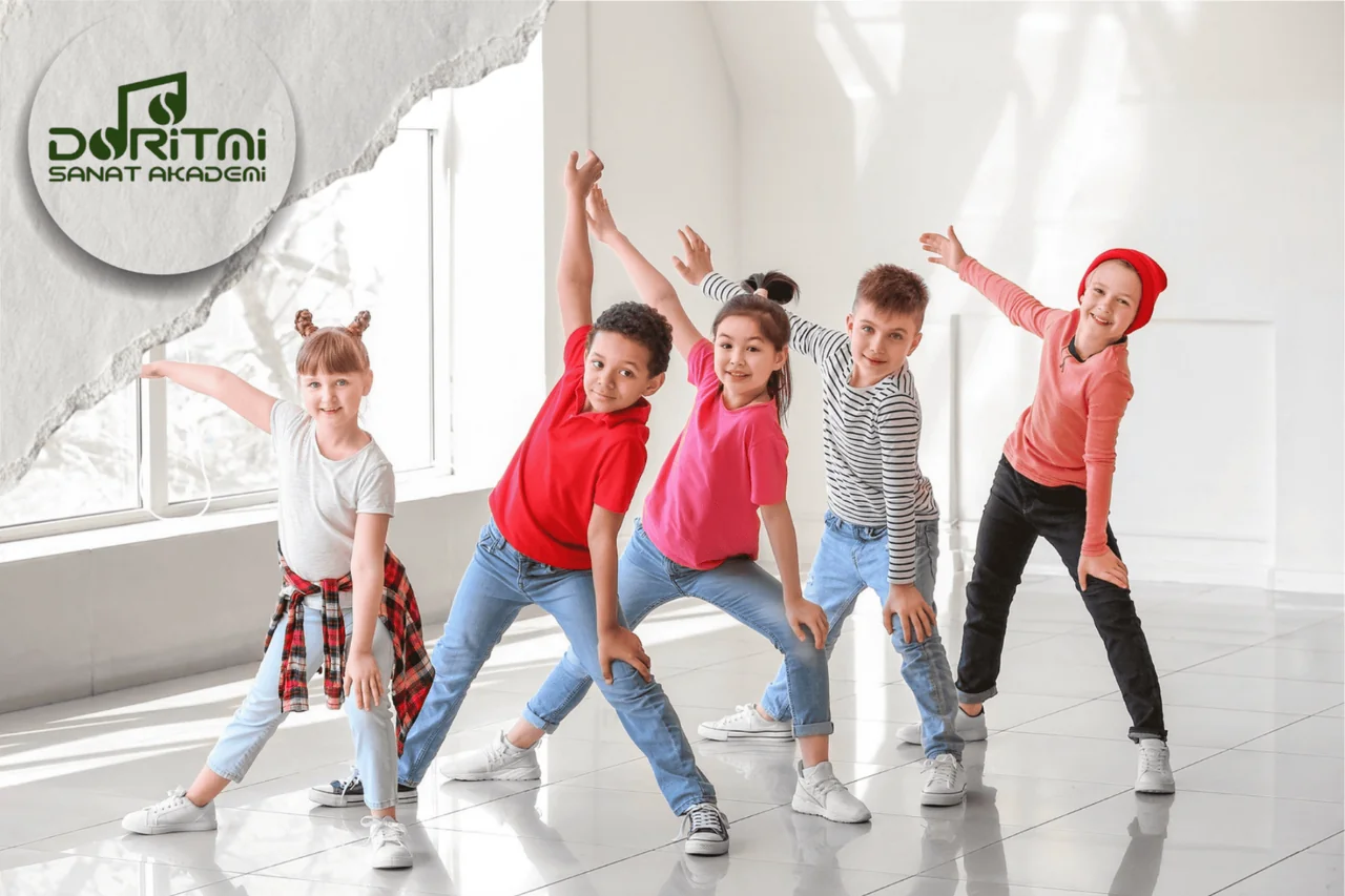 Kollarını yukarı kaldırarak birlikte adım çalışan çocuklar