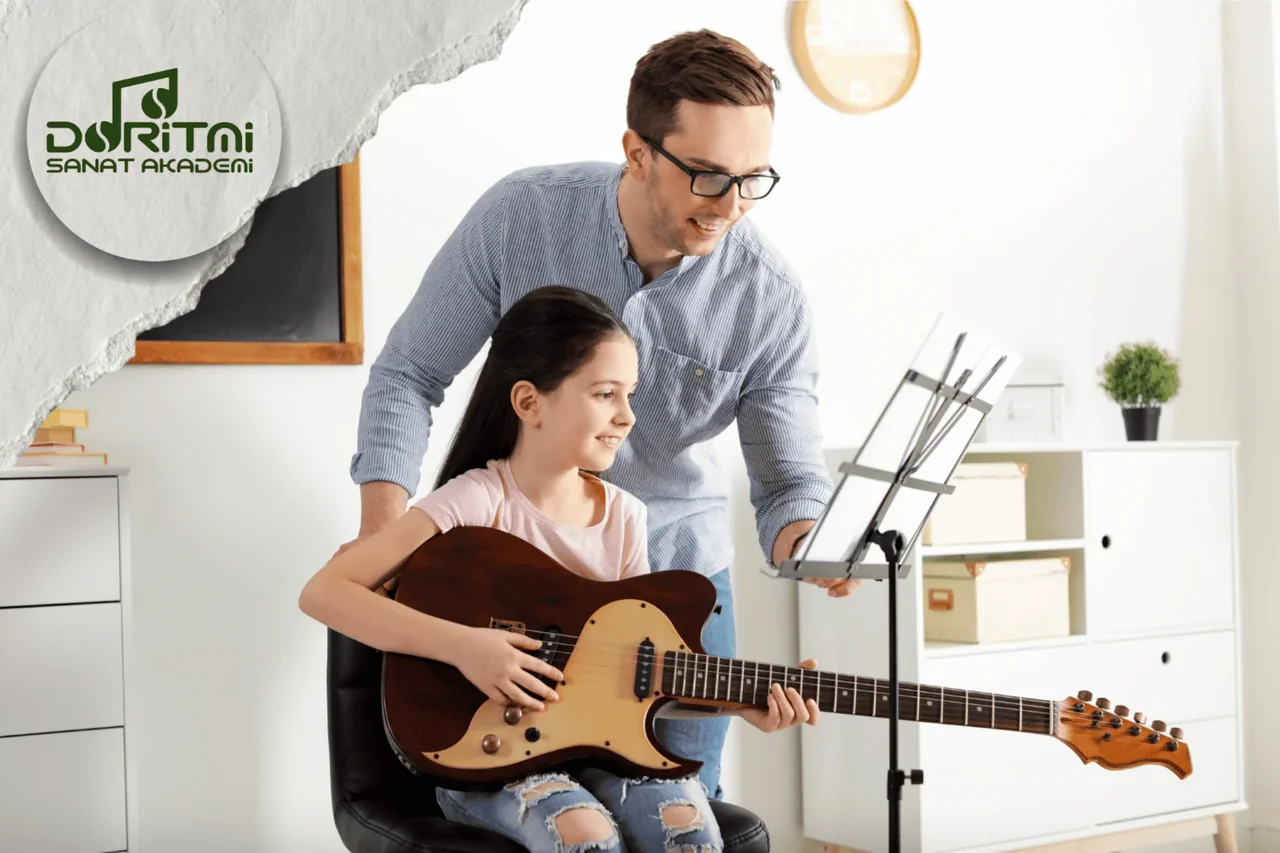 Nota sehpası önünde elektro gitar çalan çocuk ve yanındaki yetişkin.