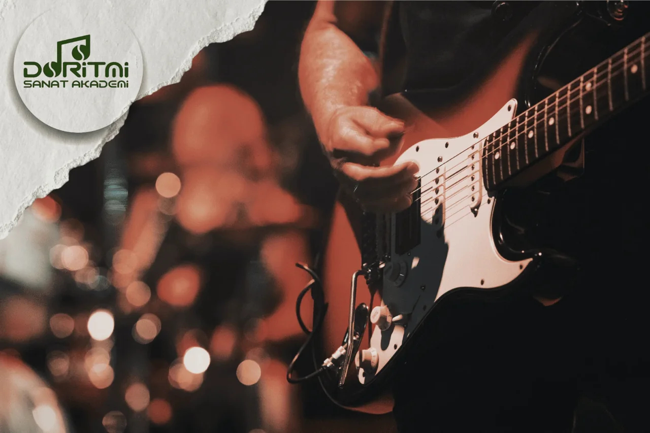Elektro gitarın tellerini çalan eller yakın plan.