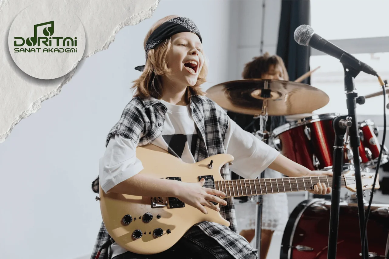 Mikrofon önünde elektro gitar çalıp şarkı söyleyen çocuk.
