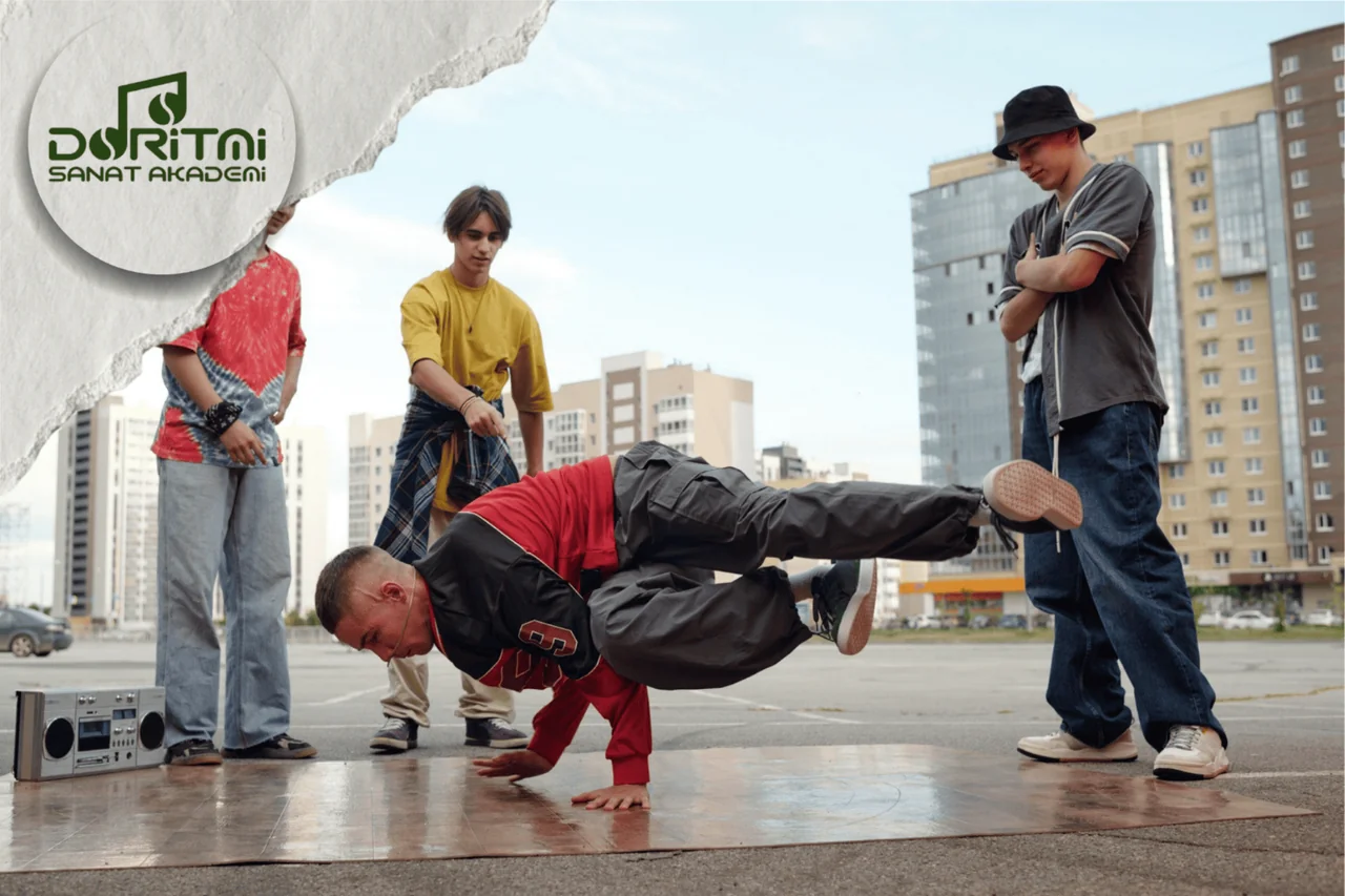 Açık alanda elleri üzerinde yer hareketi yapan dansçı