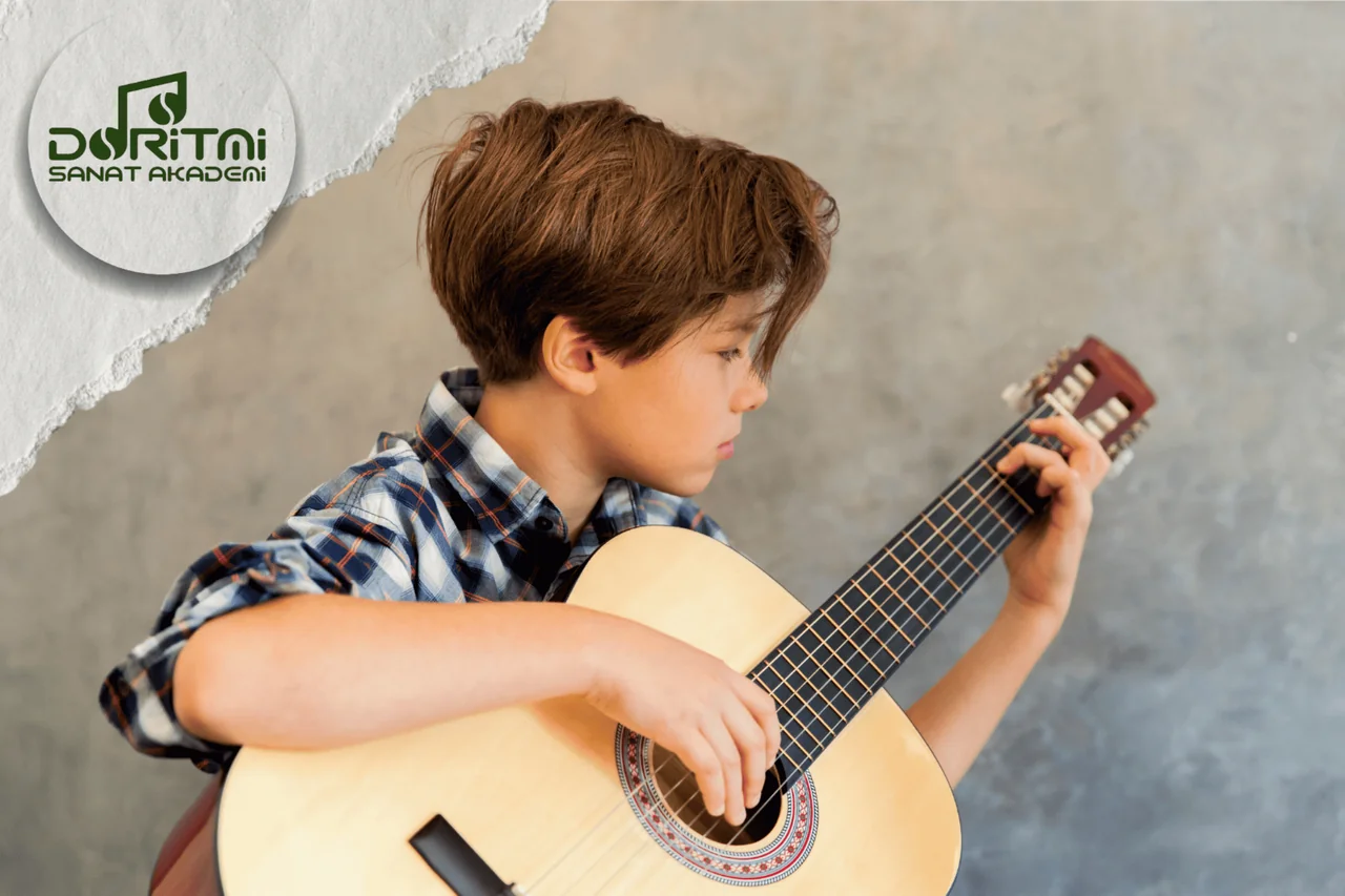 Klasik gitarın perdelerine basarak çalan çocuk.