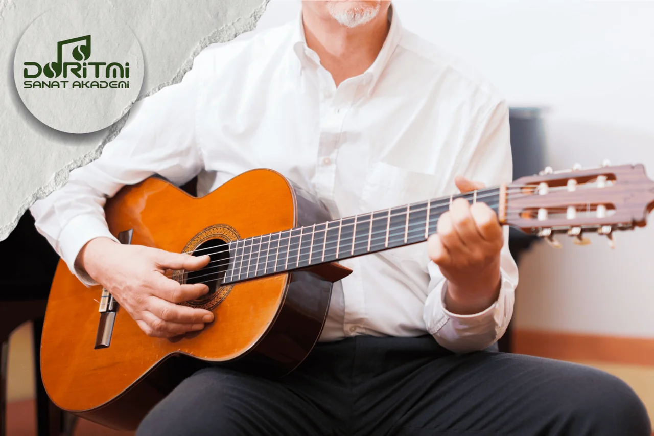 Otururken klasik gitar çalan yetişkin.