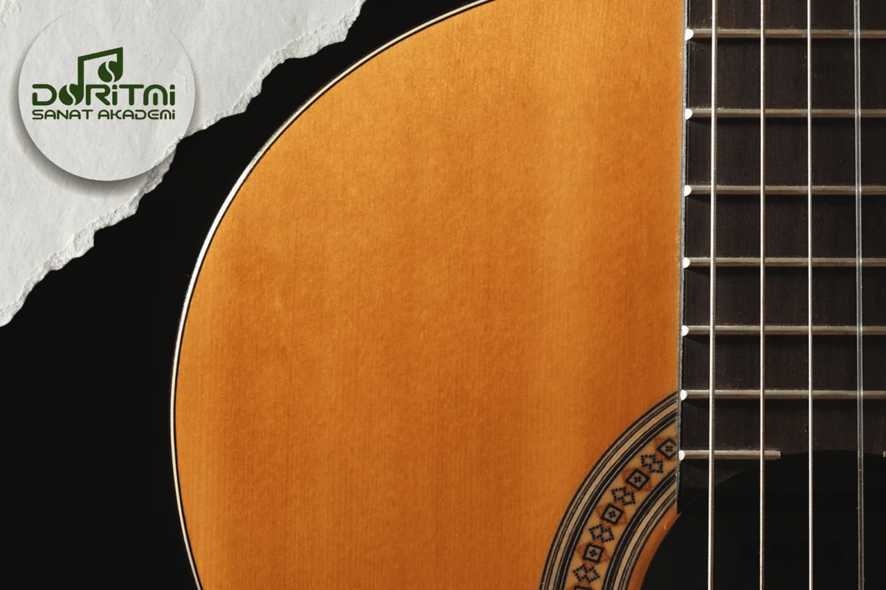 Klasik gitarın gövdesi ve telleri yakın plan.