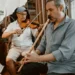 Keman eşliğinde ney çalan müzisyen.