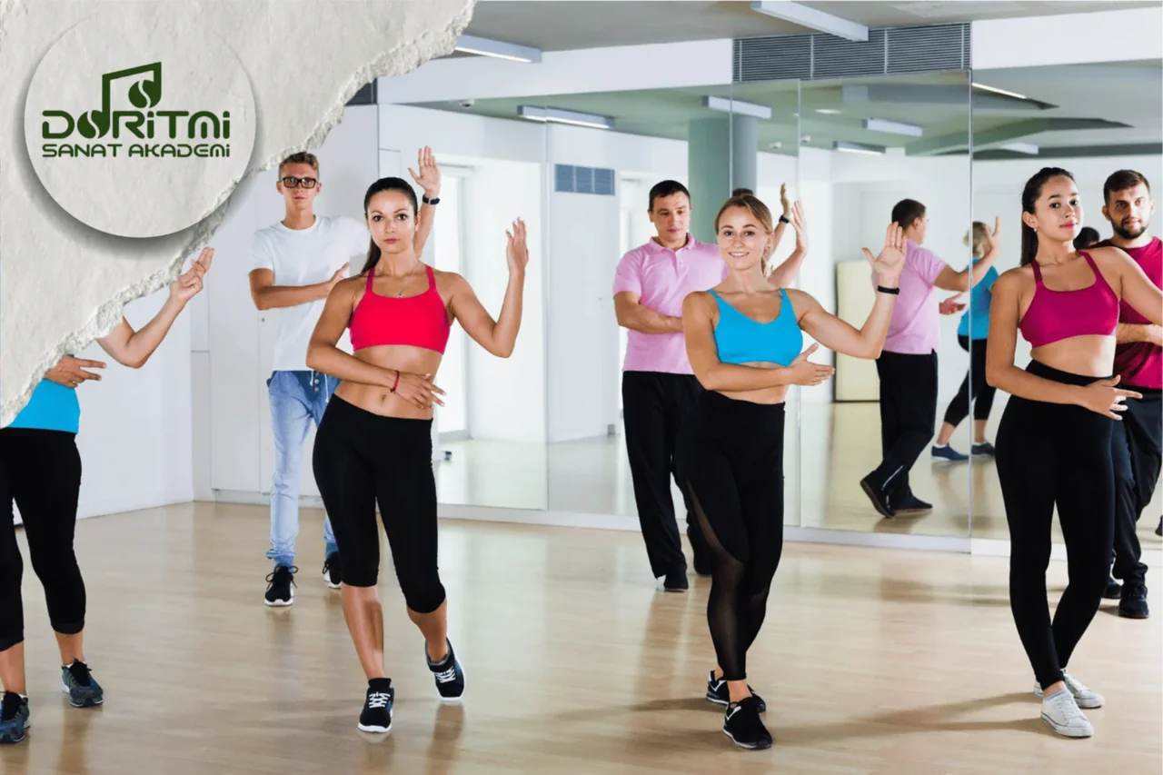 Aynalı dans salonunda kol ve adım hareketlerini birlikte çalışan grup