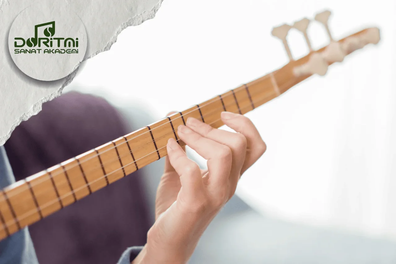 Bağlama sapında perde konumuna basan el.