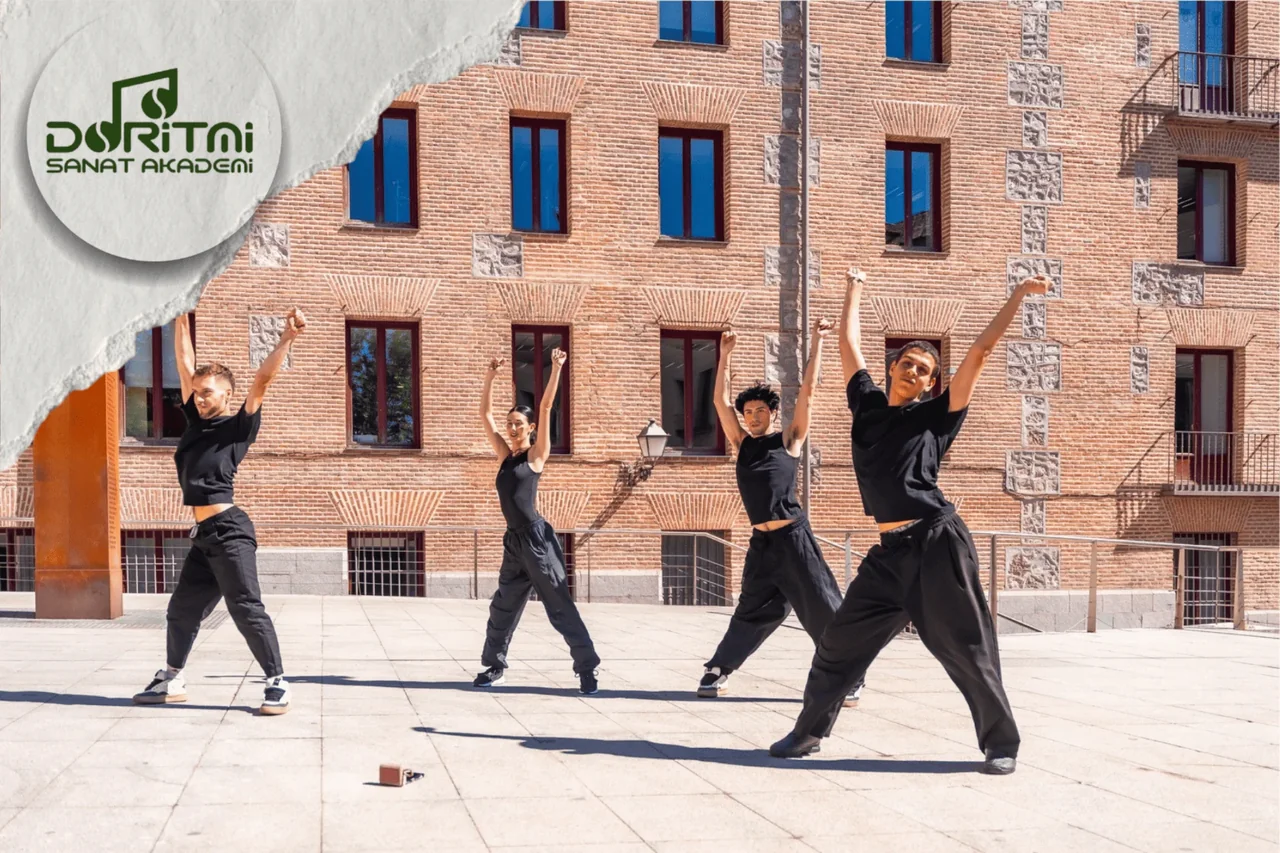 Tuğla bina önünde kollarını kaldırarak dans eden grup