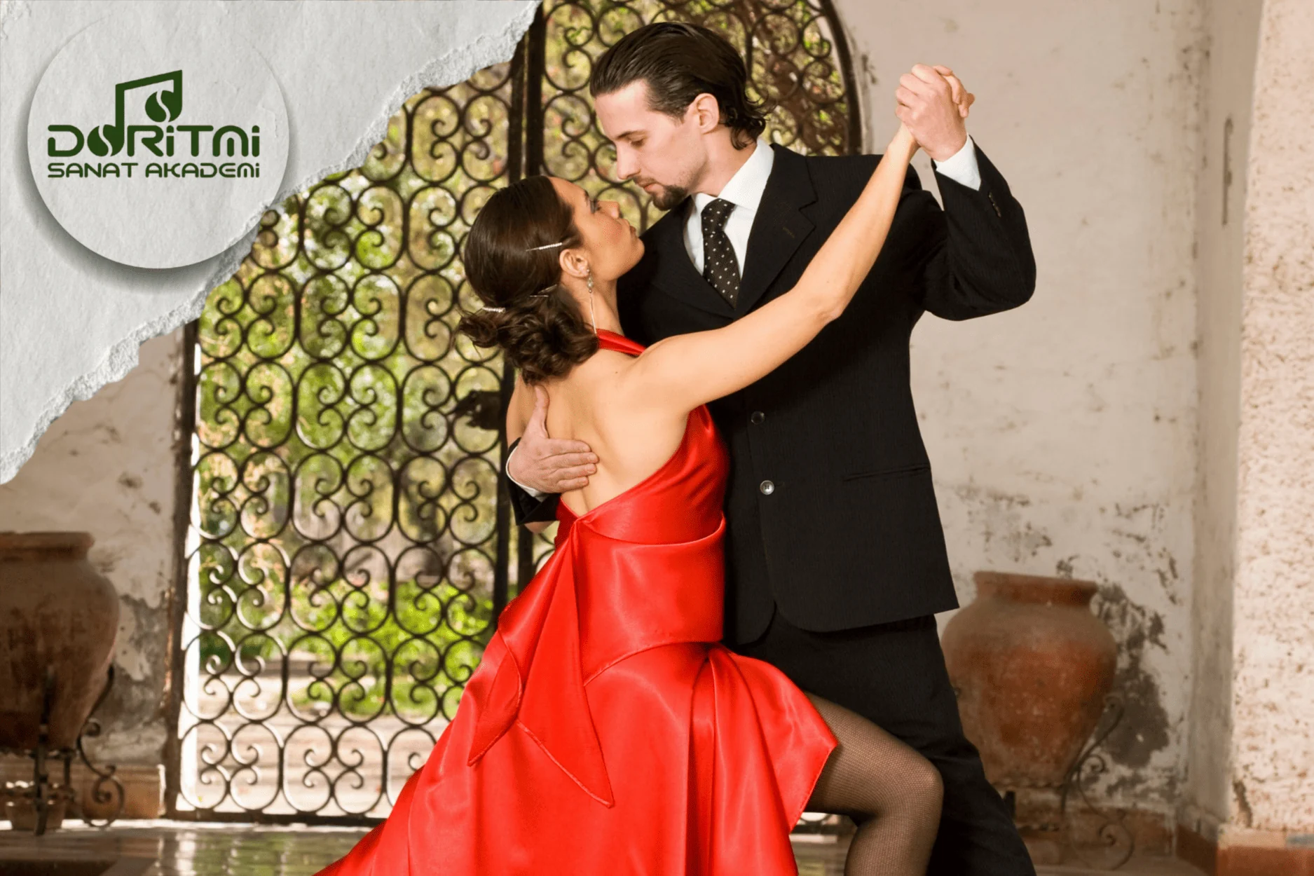 Partnerle tango figürü çalışmasını gösteren dans çifti