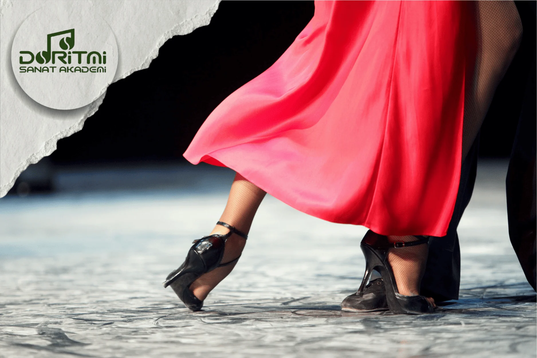 Tango adım çalışmasını gösteren dansçıların ayakları