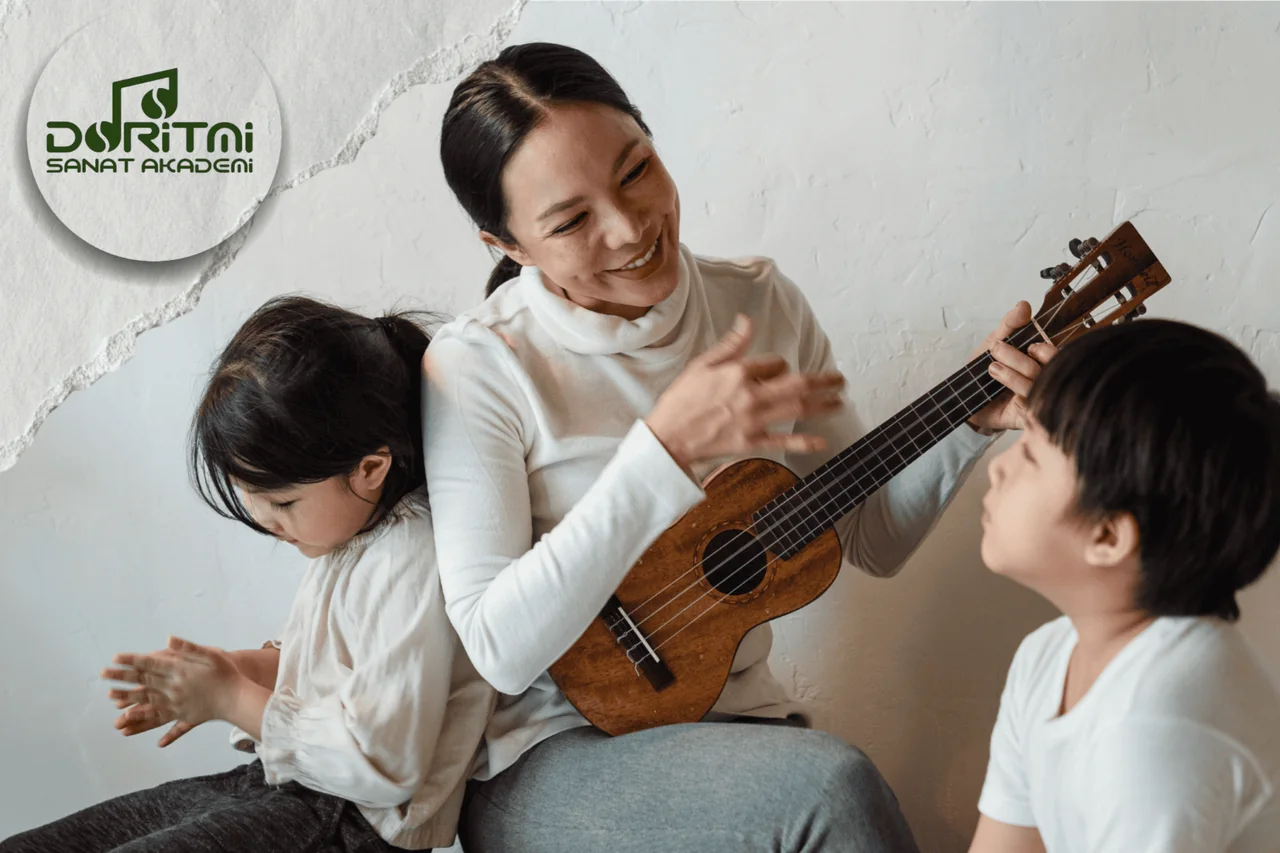 İki çocuğun yanında ukulele çalan yetişkin.