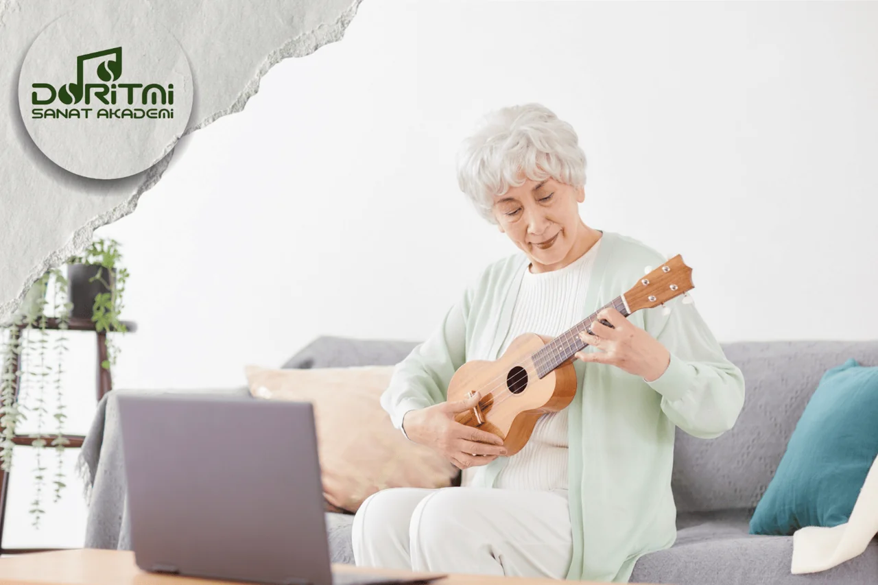 Dizüstü bilgisayar yanında ukulele çalan yetişkin.