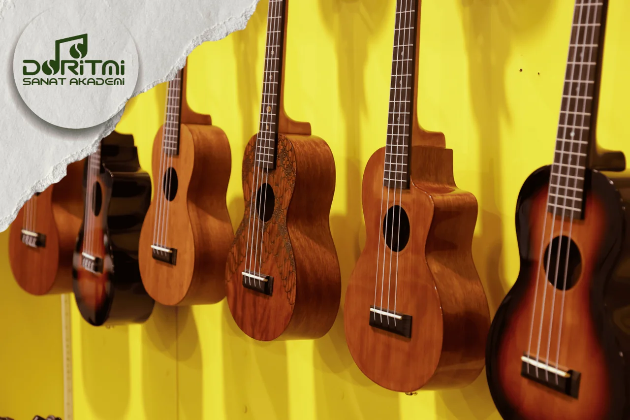 Sarı duvarda yan yana asılmış ukuleleler.