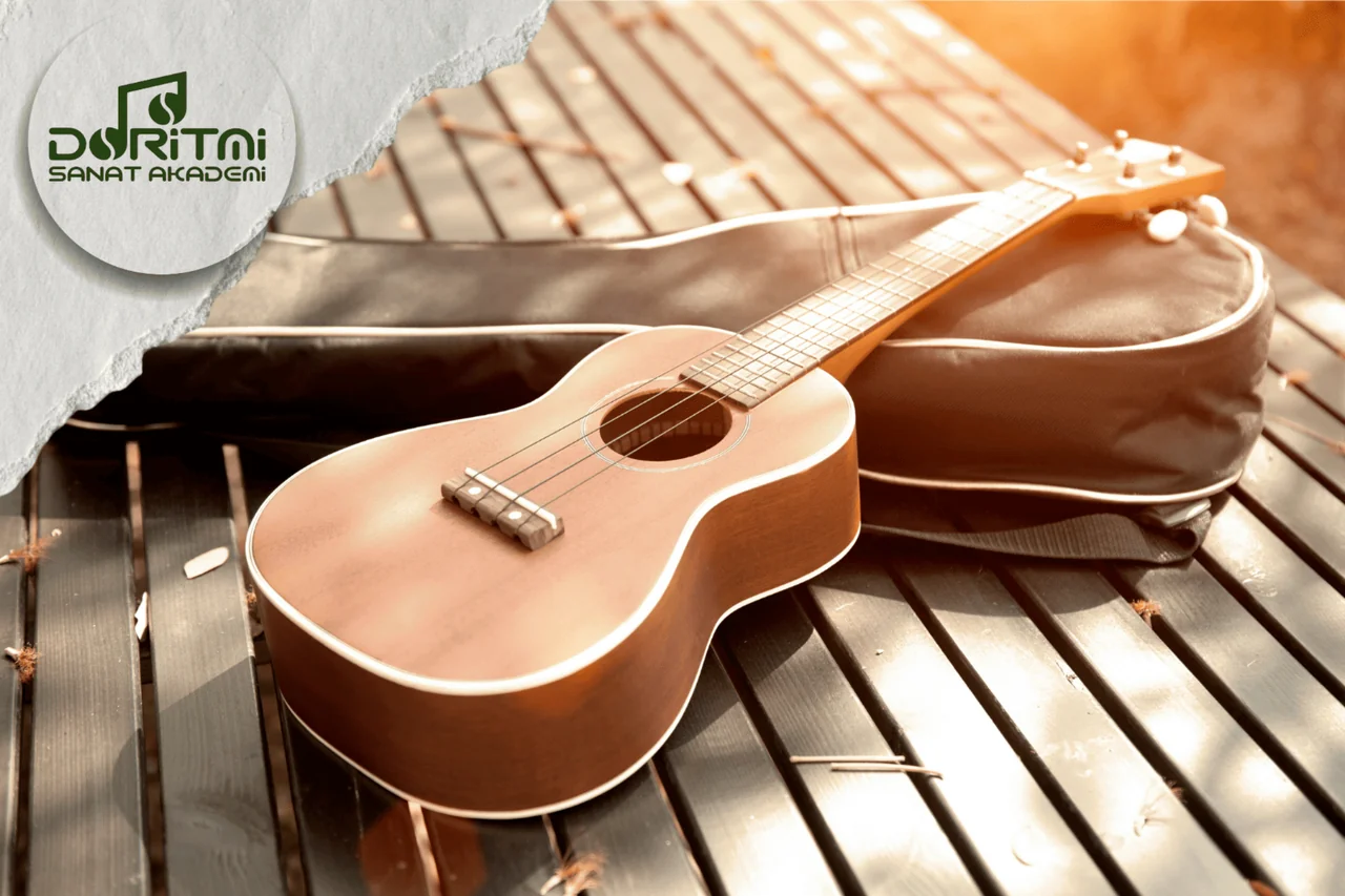 Ahşap yüzeyde duran ukulele ve taşıma çantası.