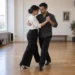 Stüdyoda tango yürüyüşü ve partner tutuşu çalışan iki yetişkin.